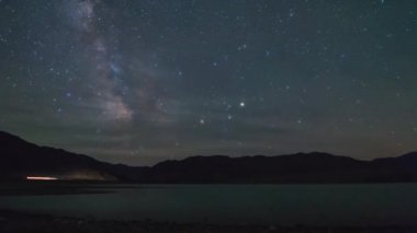 Samanyolu Bartagoy Gölü üzerinde