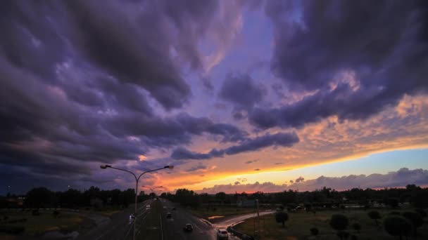 Nuages avec la route et les voitures — Video