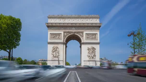 Traffic in front of the Triumphal arch — Stock Video
