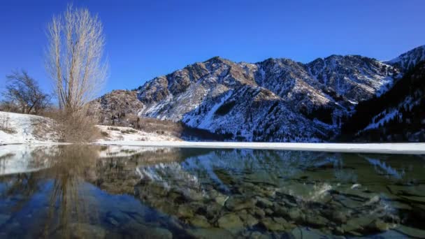 Krystalicznie czyste jeziora Issyk w górach — Wideo stockowe