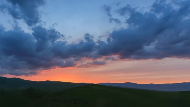 Nubes después de la puesta del sol en las montañas — Vídeos de Stock