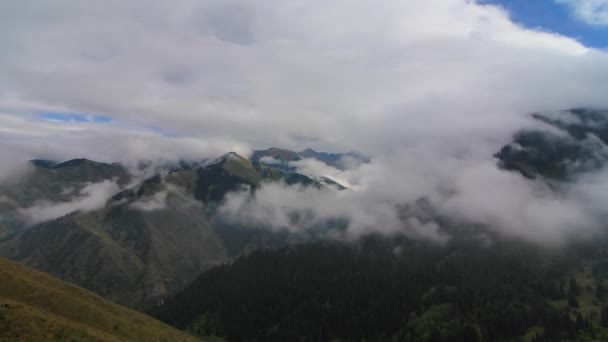 Nuvens nebulosas nas montanhas — Vídeo de Stock