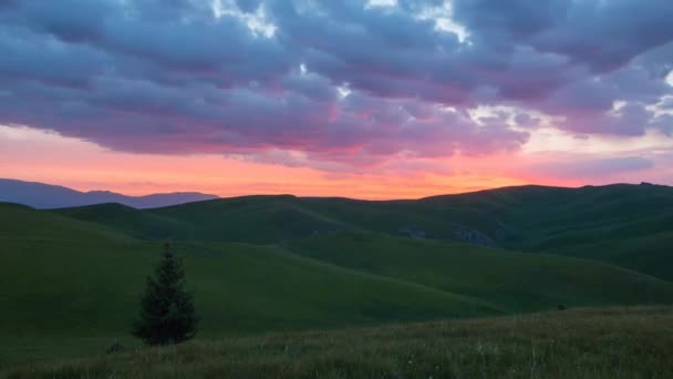 Sonnenaufgang in den Tabankaragay Bergen — Stockvideo