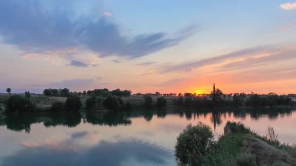 Zonsondergang op meer in de buurt van de Almaty — Stockvideo