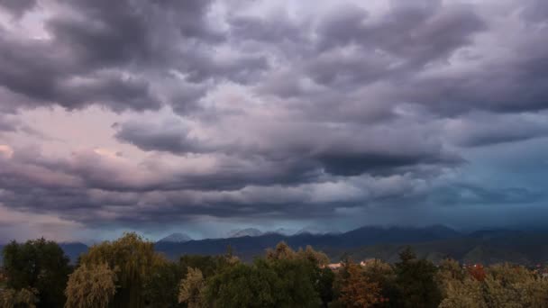 Nuvens chuvosas sobre as montanhas — Vídeo de Stock