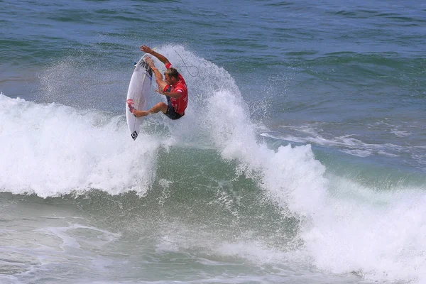 Australian Open of Surfing, Surfista compete durante o terceiro dia — Fotografia de Stock