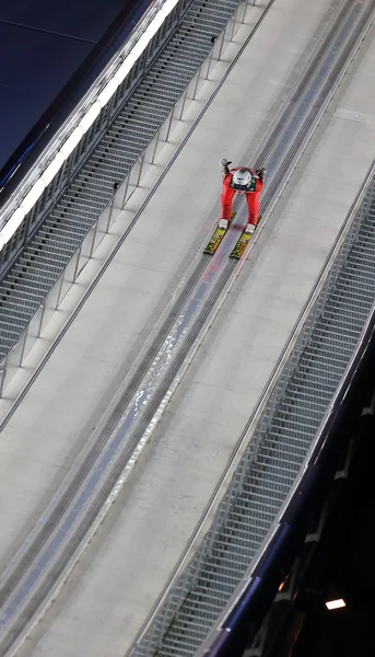 Coupe du monde de saut à ski FIS, skieur en descente — Photo