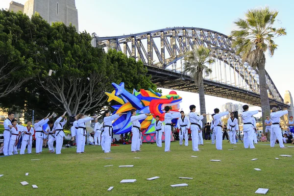 Harbour Bridge Taekwondo performansı