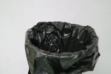 Çöp kutusunun içindeki boş siyah plastik bir çöp torbasına yakın çekim. Kullanıma hazır.