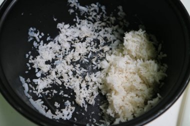 Sihirli komedide kalan kuru pirinçler. Pirinç tenceresinde kalan bayat pirinç..