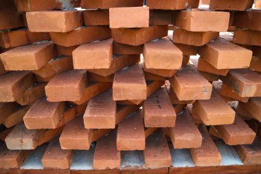 Korunmasız tuğla duvar veya doku arka planı. Kırmızı tuğla, dış bina modern mimarisi için üç boyut olarak düzenlenmiştir. Terracotta tuğlalarına yakından bak..