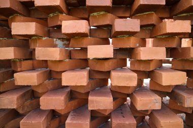 Korunmasız tuğla duvar veya doku arka planı. Kırmızı tuğla, dış bina modern mimarisi için üç boyut olarak düzenlenmiştir. Terracotta tuğlalarına yakından bak..