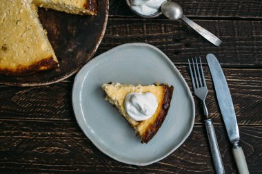 Cheesecake ekşi krema ile