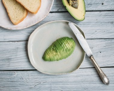 Beyaz ahşap bir masa üzerinde sağlıklı kahvaltı