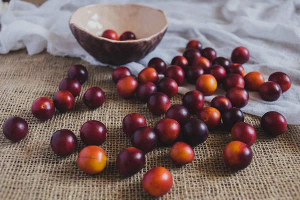 Red plums on the table — Stock Photo, Image