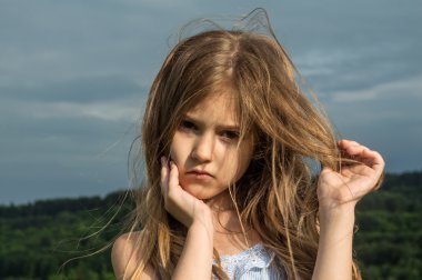 Köy kız poz. Güneşli kız.