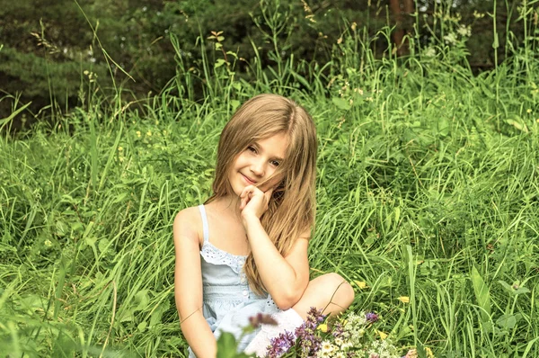 Posando menina do país — Fotografia de Stock