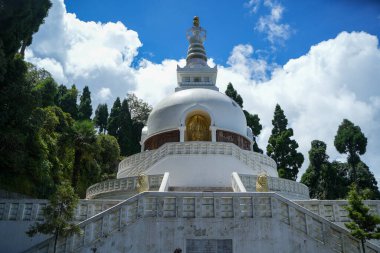 Barış Pagoda, Darjeeling 'deki turistik yerlerden biridir. Dünyadaki tüm milletlerin ve dinlerin uzlaşması ve barışı için kurulmuştur..
