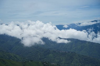 Dağlar bulutlarla çevrili,.