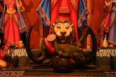 Aslan heykeli ve maske.