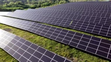 Güneş enerjisi santralinin panellerini günbatımında arka arkaya kapatın. Yeşil enerji günbatımında. Elektrik ekolojisi yenilik ortamı.