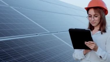 Güneş Panelleri Elektrik Çiftliği, Photovoltaic Hücre Parkı, Yeşil Enerji Konsepti 'nde çalışan Müfettiş Mühendis Kadın Tutucu Dijital Tablet