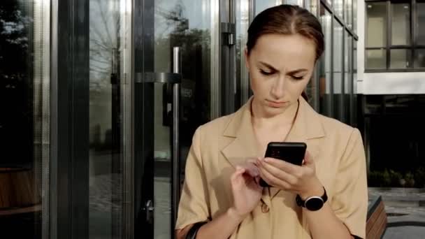 Adulte Caucasien Confiant Jeune Femme Affaires Parle Téléphone Extérieur Près — Video
