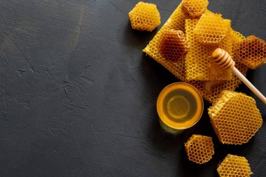 Siyah masasında bal peteği olan bal, üst manzara. Metin için boşluk.