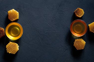 Siyah masasında bal peteği olan bal, üst manzara. Metin için boşluk.