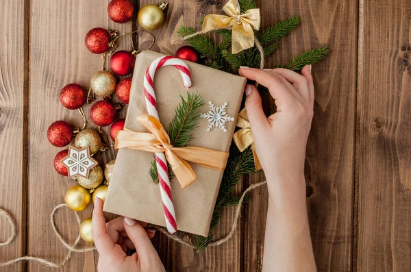 Vrouwen Handen Inpakken Kerstcadeau Sluiten Onvoorbereide Kerstcadeaus Houten Achtergrond Met — Stockfoto