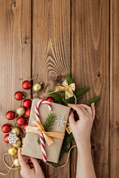 Vrouwen Handen Inpakken Kerstcadeau Sluiten Onvoorbereide Kerstcadeaus Houten Achtergrond Met — Stockfoto