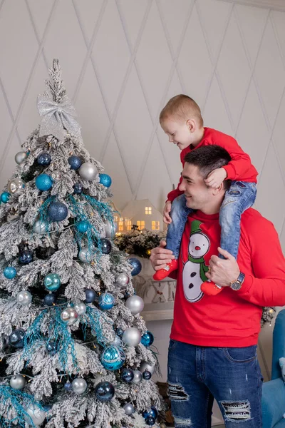 Feliz Pai Filho Desfrutando Decorar Árvore Natal Com Bolas Natal — Fotografia de Stock