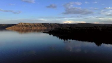 Nehirdeki teknedeki balıkçının hava görüntüsü. Balıkçı yaşam tarzı
