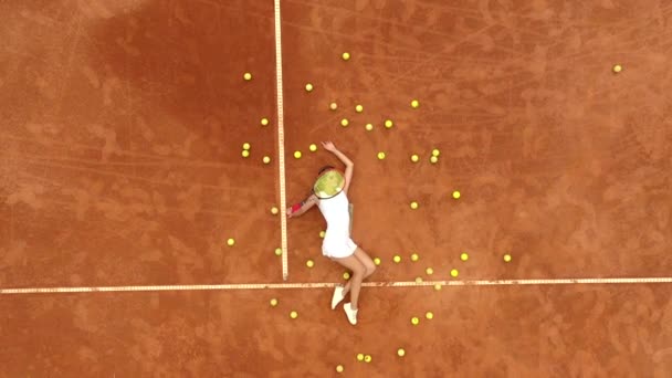 Portret Van Lachend Meisje Ontspannen Tennisbaan Met Veel Ballen Racket — Stockvideo