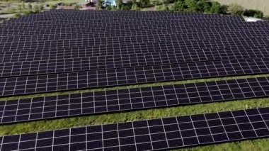 Güneş enerjisi santralinin panellerini günbatımında arka arkaya kapatın. Yeşil enerji günbatımında. Elektrik ekolojisi yenilik ortamı.