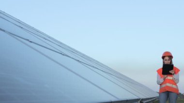Güneş Panelleri Elektrik Çiftliği, Photovoltaic Hücre Parkı, Yeşil Enerji Konsepti 'nde çalışan Müfettiş Mühendis Kadın Tutucu Dijital Tablet