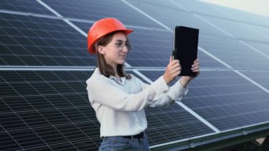 Güneş panellerinin yanında duran genç ve güzel mühendis, Yeşil Enerji Konsepti