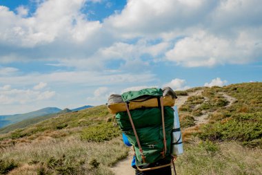 Karpatlar 'ın dağlarında bir gezgin. Seyahat sporu yaşam tarzı konsepti.