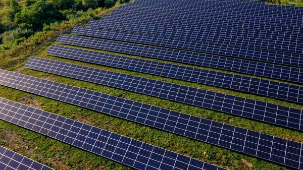 Close Solarkraftwerkskollektoren Einer Reihe Auf Den Feldern Grüne Energie Bei — Stockfoto