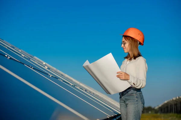 Arquitecta Guapa Mujer Examinando Proyecto Mapa Plan Proyecto Actividad Los — Foto de Stock