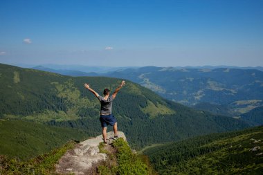 Karpatlar 'ın dağlarında bir gezgin. Seyahat sporu yaşam tarzı konsepti.