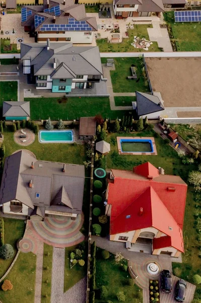 コンクリート基礎階と緑の芝生の芝生と舗装された庭の家の空中トップビュー — ストック写真