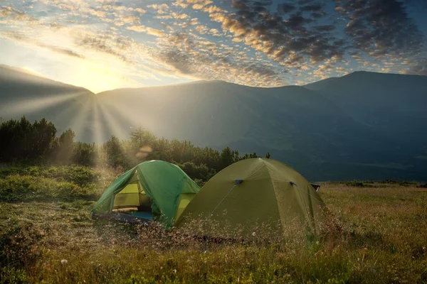 Utsikt Över Turisttält Bergen Vid Soluppgång Eller Solnedgång Camping Bakgrund — Stockfoto