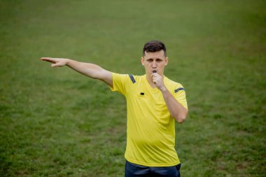 Hakem kuralları ihlal ettiğini belirtiyor. Spor anlayışı, kural ihlali, tartışmalı konular, engellerin aşılması