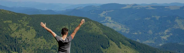Escursionista Cima Alle Montagne Dei Carpazi Concetto Stile Vita Sportivo — Foto Stock