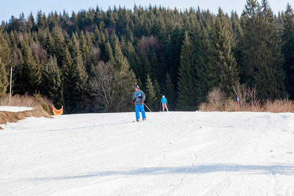 Skiërs Stoeltjesliften Van Het Skigebied Oekraïne — Stockfoto