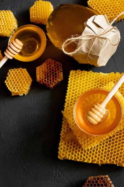 Üzerinde bal peteği olan bir kavanoz bal, en üstte. Metin için boşluk.