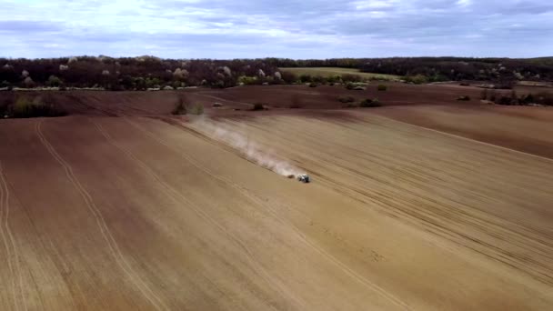 Flygfoto Stor Traktor Som Odlar Ett Torrt Fält Upp Och — Stockvideo