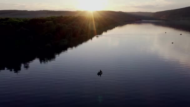 Εναέρια Θέα Του Ψαρά Στο Σκάφος Στο Χρυσό Ποτάμι Ηλιοβασίλεμα — Αρχείο Βίντεο