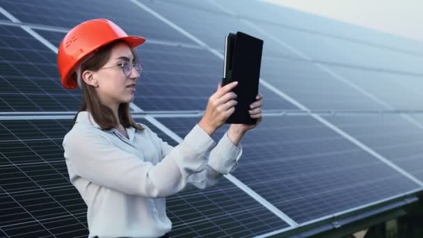 Schöne Junge Ingenieurin Steht Der Nähe Von Sonnenkollektoren Freien Green — Stockvideo